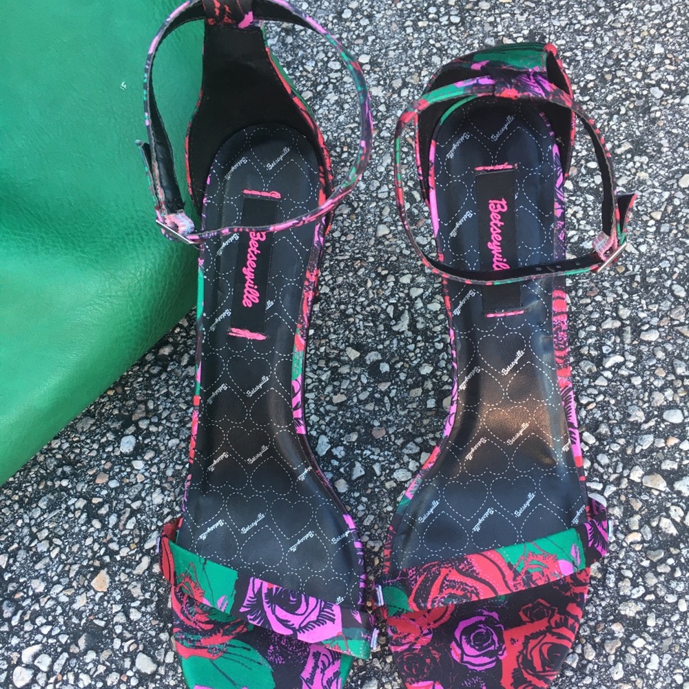 Betseyville 🤣size 9 multicolored heels